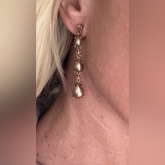 Gold dangle drop clip on earrings Iridescent pearl - Picture 1 of 7